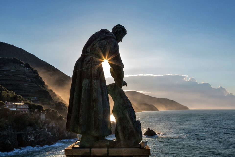 A statue of St. Francis of Assisi looks out from Monterosso al Mare, Cinque Terre, Italy. (Wikimedia Commons/Gianfranco Negri)