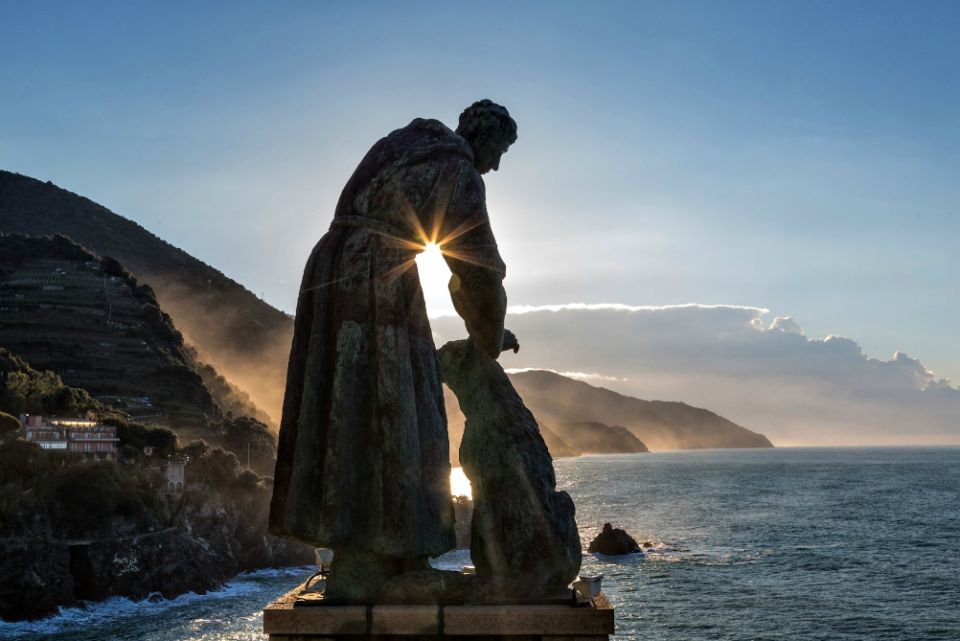 A statue of St. Francis of Assisi looks out from Monterosso al Mare, Cinque Terre, Italy. (Wikimedia Commons/Gianfranco Negri) A statue of St. Francis of Assisi looks out from Monterosso al Mare, Cinque Terre, Italy. (Wikimedia Commons/Gianfranco Negri)
